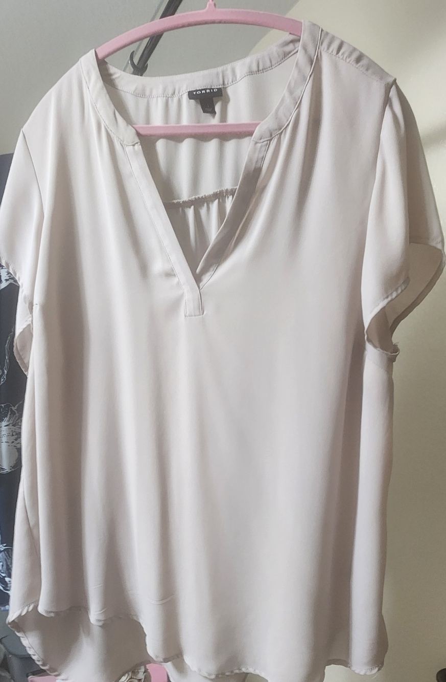 Torrid Light Beige Challis V Neck Shirt Skeeve Blouse Size 1 (14-16)